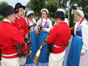 Członkowie młodzieżowej kapeli dudziarskiej w tradycyjnych strojach z dudami i skrzypcami w Starym Gołębinie, w gminie Czempiń
