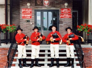 Czterej członkowie młodzieżowej kapeli dudziarskiej w strojach ludowych z dudami w sołectwie Stary Gołębin, w gminie Czempiń