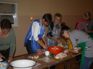 Kobiety podczas warsztatów kulinarnych w świetlicy wiejskiej w Pakszynie, w gminie Czerniejewo