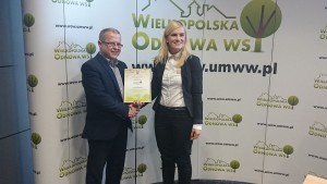 Zastępca Dyrektora Departamentu Rolnictwa i Rozwoju Wsi - Dariusz Młynarczyk wręcza certyfikat moderatorowi odnowy wsi - Anicie Kubickiej