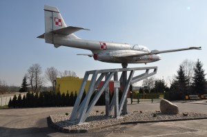 Pamiątkowy samolot ISKRA na postumencie