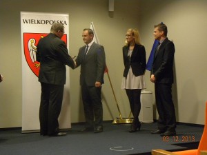 Marszałek Krzysztof Grabowski składa gratulacje wyróżnionym gminnym koordynatorom programu Wielkopolska Odnowa Wsi