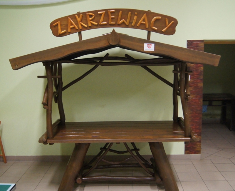 Zadaszony, drewniany stół wiejski z napisem "Zakrzewiacy" w świetlicy wiejskiej w Zakrzewie, w gminie Babiak