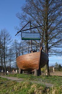 Platforma widokowa w kształcie łodzi z masztem w sołectwie Drawsko, w gminie Drawsko