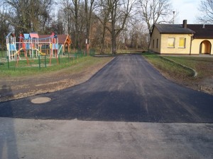 Droga dojazdowa do parku w sołectwie Szymanowice, w gminie Gizałki