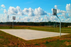 Boisko do gry w koszykówkę w sołectwie Zelgniewo, w gminie Kaczory
