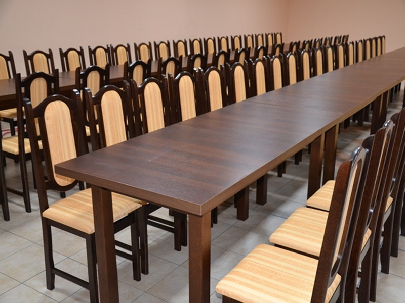 Nowe stoły i krzesła w świetlicy wiejskiej w Starej Kuźnicy, w gminie Doruchów
