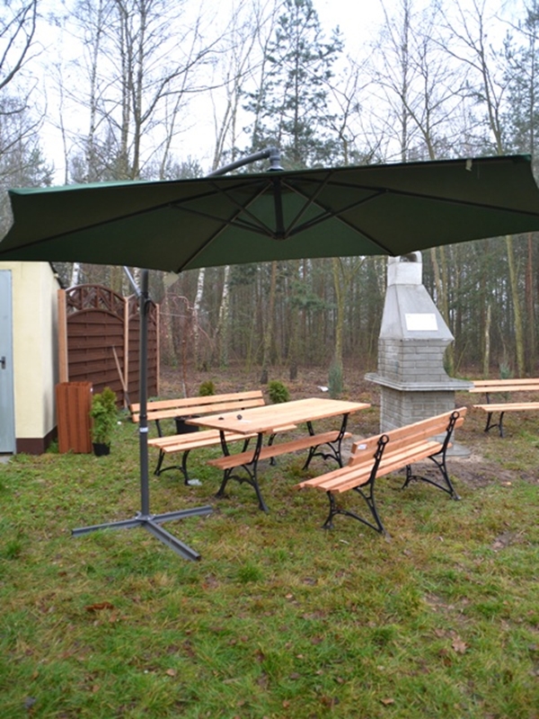 Parasol ogrodowy, ławki i stół przy świetlicy wiejskiej w sołectwie Dziadowice-Folwark, w gminie Malanów