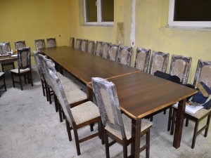 Nowe stoły i krzesła w świetlicy wiejskiej w Dzióbinie, w gminie Kłodawa