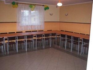 Nowe stoły i krzesła w świetlicy wiejskiej w Krzywej Górze, w gminie Kołaczkowo