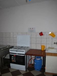 Nowa kuchenka gazowo-elektryczna w kuchni świetlicy wiejskiej w Targowisku, w gminie Lipno