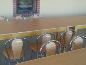 Nowe krzesła i stoły w świetlicy wiejskiej w Izdebkach, w gminie Łobżenica
