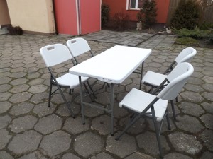 Krzesła i stół cateringowy w Pacholewie, w gminie Oborniki