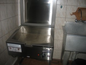 Patelnia elektryczna w kuchni świetlicy wiejskiej w Tomiczkach, w gminie Stęszew