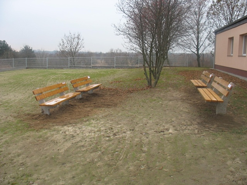 Nowe ławki przed świetlicą wiejską w Tomiczkach, w gminie Stęszew