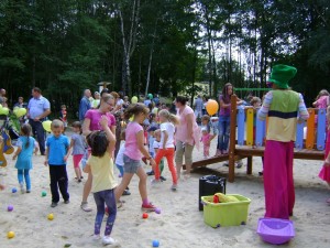 Dzieci bawiące się podczas festynu w sołectwie Szałe, w gminie Opatówek