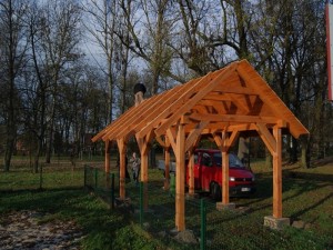 Drewniany szkielet wiaty rekreacyjnej w Szymanowicach, w gminie Gizałki