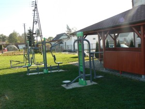 Urządzenia siłowni zewnętrznej w Kromolicach, w gminie Pogorzela