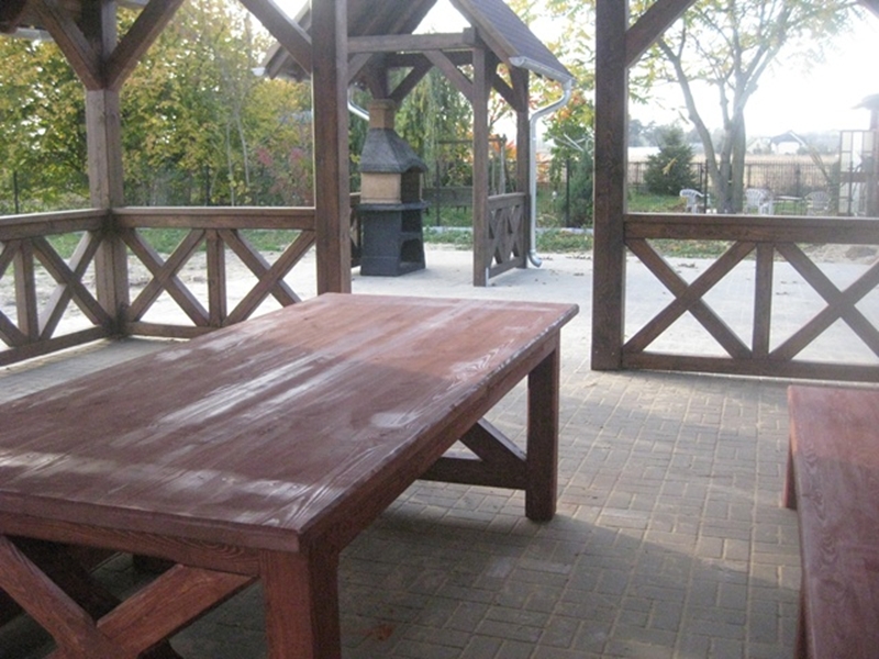 Stół pod wiatą w Smardowie, w gminie Przygodzice