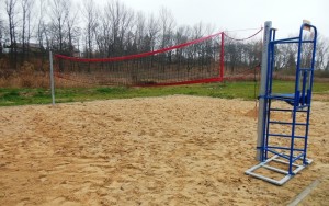 Boisko do gry w piłkę siatkową plażową w Mniszkach, w gminie Skulsk