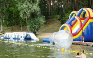 Wodny plac zabaw nad jeziorem Skulska Wieś w Mniszkach, w gminie Skulsk