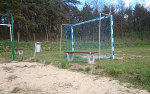 Ławka bez opacia i bramka w sołectwie Skrzynki, w gminie Stęszew