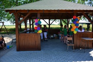 Altana udekorowana kolorowymi balonami w Srebrnej Górze, w gminie Wapno