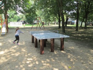 Stół do gry w ping-ponga w parku w Gutowie Wielkim, w gminie Września