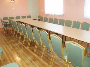 Nowe krzesła i stoły w świetlicy wiejskiej w Izbicznie, w gminie Dobrzyca
