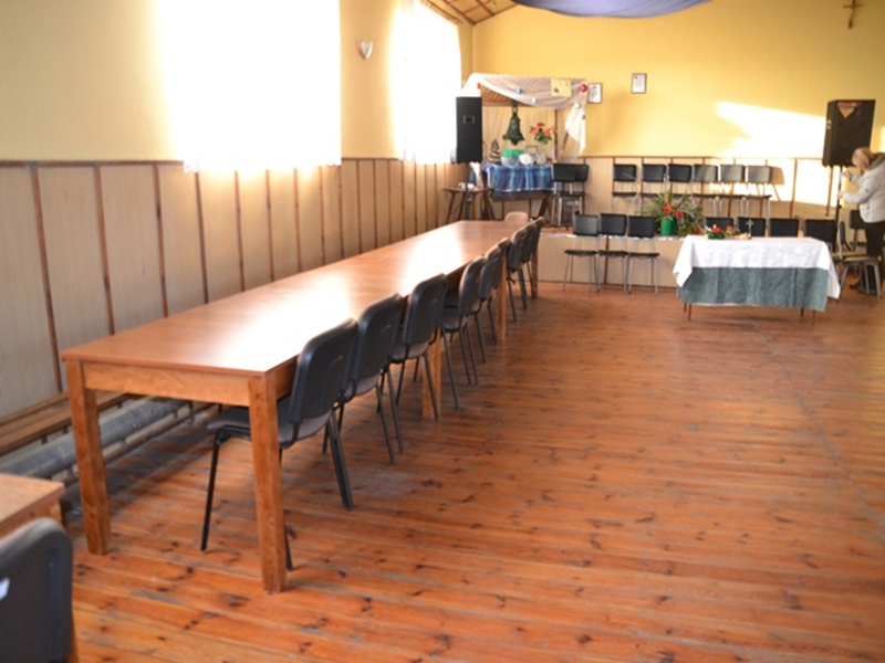 Nowe stoły i krzesła w świetlicy wiejskiej w Bogdanowie, w gminie Koźminek