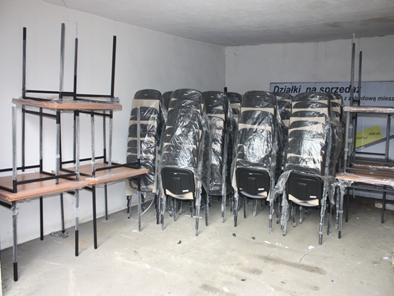 Stoły i krzesła zakupione do Kwileckiego Centrum Kultury i Edukacji w gminie Kwilcz