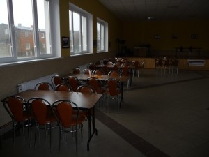 Nowe stoły i krzesła w świetlicy wiejskiej w Bródkach, w gminie Lwówek