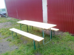 Składany stół i ławki w sołectwie Niedźwiady. w gminie Ślesin