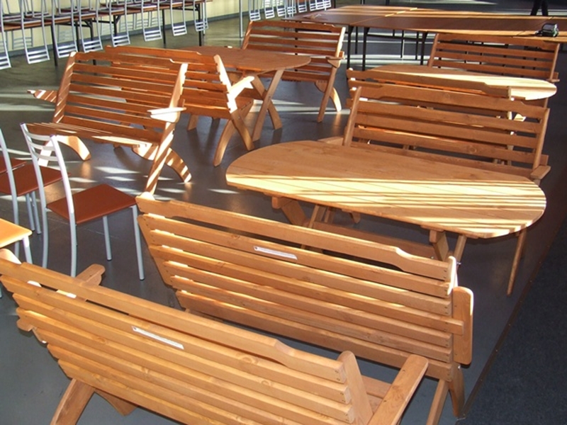 Zewnętrzne stoły i ławki w Kornatach, w gminie Strzałkowo