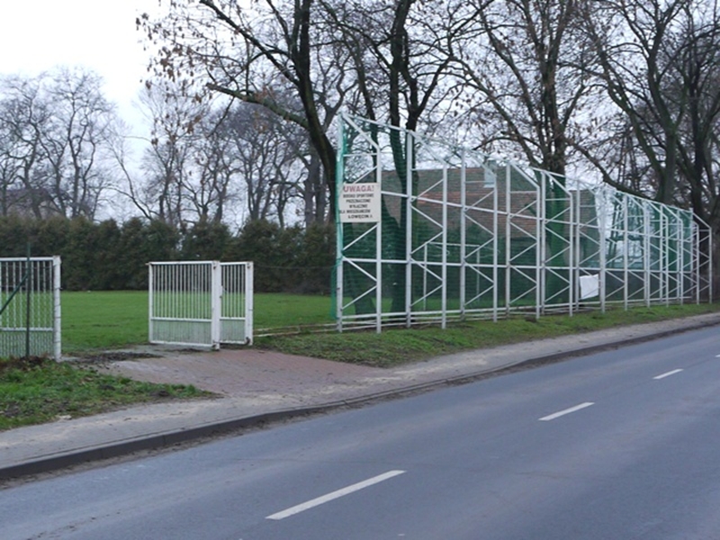 Piłkochwyty zamontowane przy boisku sportowym w Łowęcinie, w gminie Swarzędz
