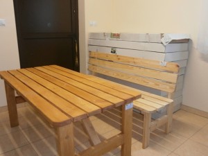 Nowy drewniany stół i ławka w sołectwie Ługi Ujskie, w gminie Ujście