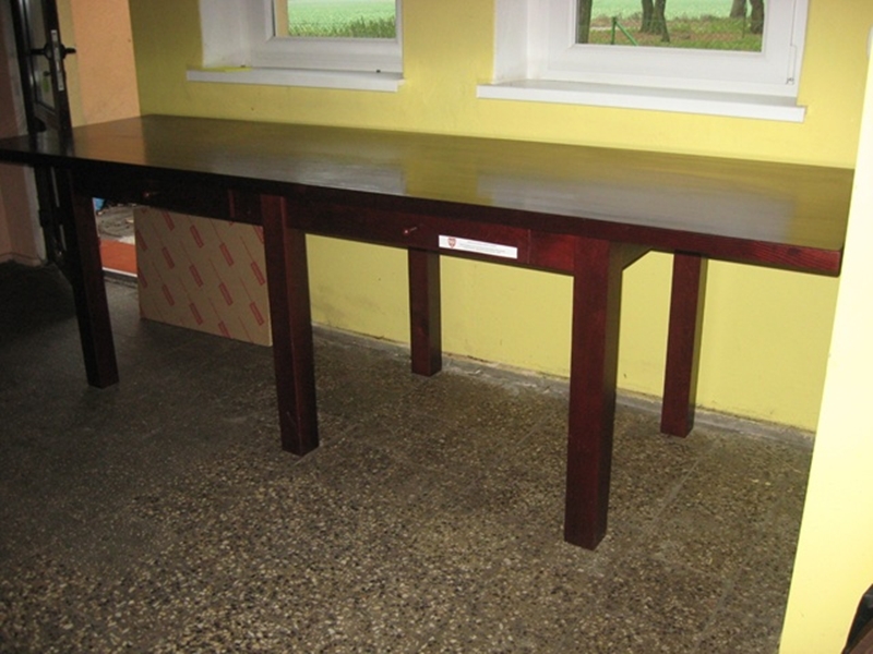 Nowy drewniany stół w świetlicy wiejskiej w Ochodzy, w gminie Wągrowiec