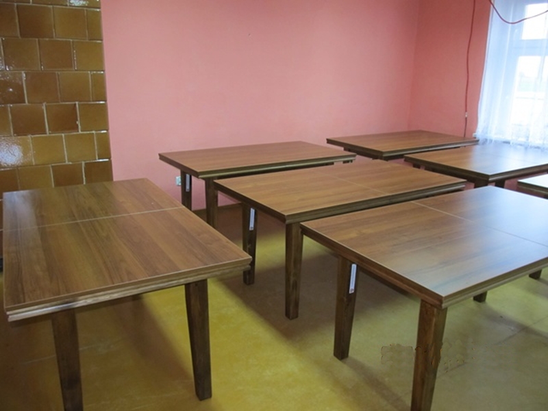 Nowe stoły w świetlicy wiejskiej w Toniszewie, w gminie Wągrowiec