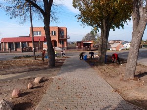 Mieszkańcy porządkujący skwer w centrum sołectwa Kościelna Wieś II, w gminie Gołuchów