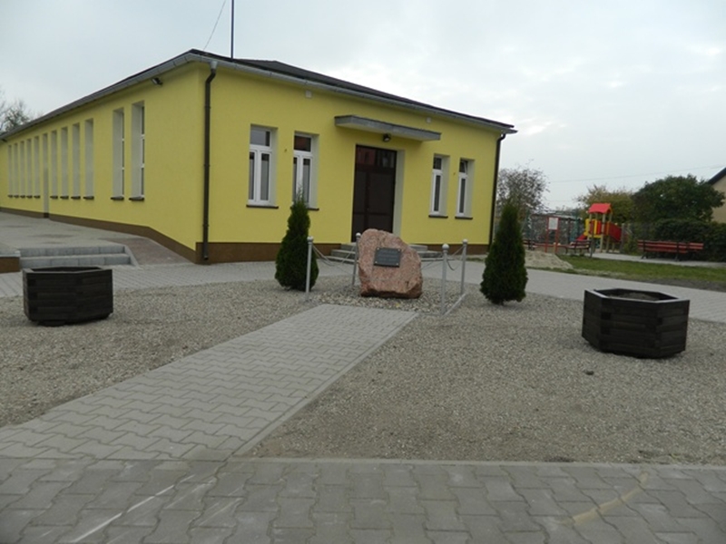 Kamień upamiętniający powstanie wsi Bieganowo i odnowiona elewacja świetlicy wiejskiej w sołectwie, w gminie Kolaczkowo