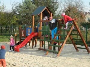 Dzieci bawiące się na nowym placu zbaw w Wszemborzu, w gminie Kołaczkowo