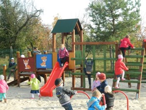 Dzieci bawiące się na nowym placu zabaw w Wszemborzu, w gminie Kołaczkowo