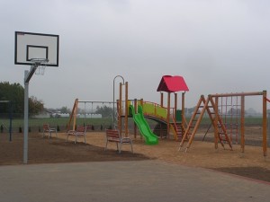 Plac zabaw i boisko do gry w koszykówkę w Kurowie, w gminie Kościan