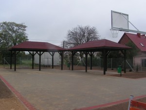 Dwie wiaty rekreacyjne przy boisku do gry w koszykówkę w Kurowie, w gminie Kościan