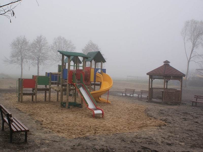 Plac zabaw i altana w sołectwie Zbęchy, w gminie Krzywiń