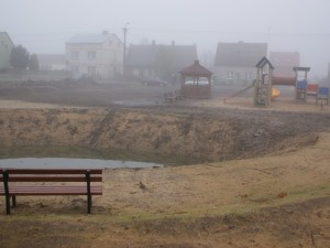 Zagospodarowany teren w pobliżu oczka wodnego w Zbęchach, w gminie Krzywiń