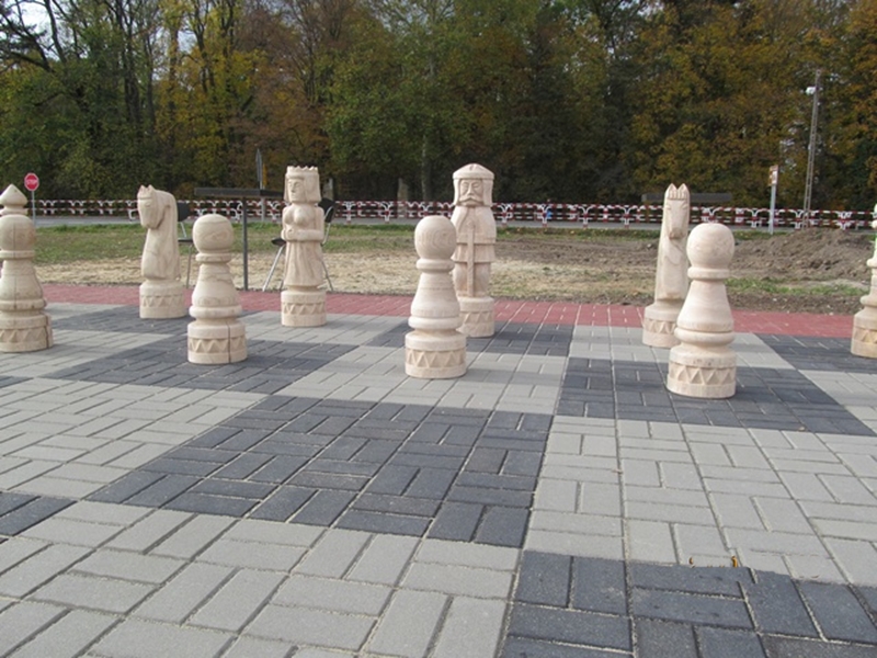 Drewniane pionki o wysokości 1 metra do gry w szachy w Siemianicach, w gminie Łęka Opatowska
