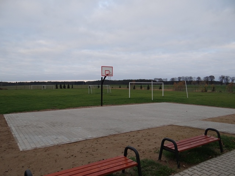 Boisko do gry w koszykówkę w sołectwie Goniembice, w gminie Lipno