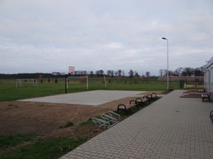 Zagospodarowany teren wokół boiska do piłki nożnej w Goniembicach, w gminie Lipno