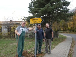 Mieszkańcy montujący oznakowania wskazujące dojazd do posesji w Koninie, w gminie Lwówek